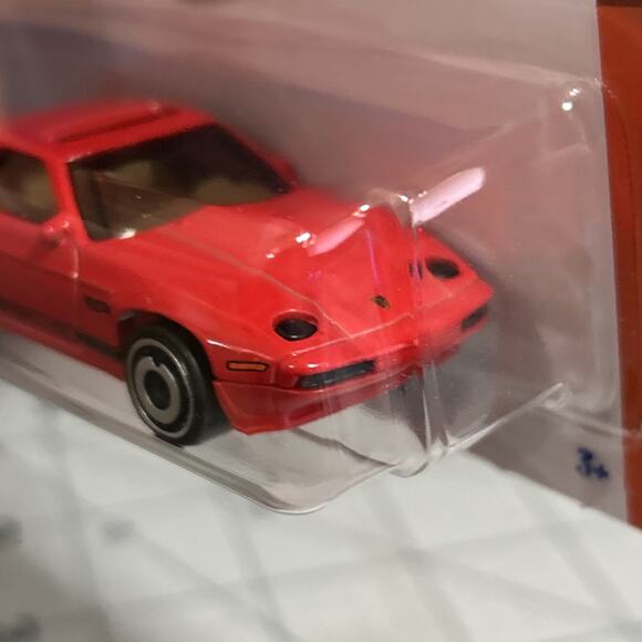 Hot Wheels 1983 Porsche 928S (2025 Series) - Picture 4 of 7